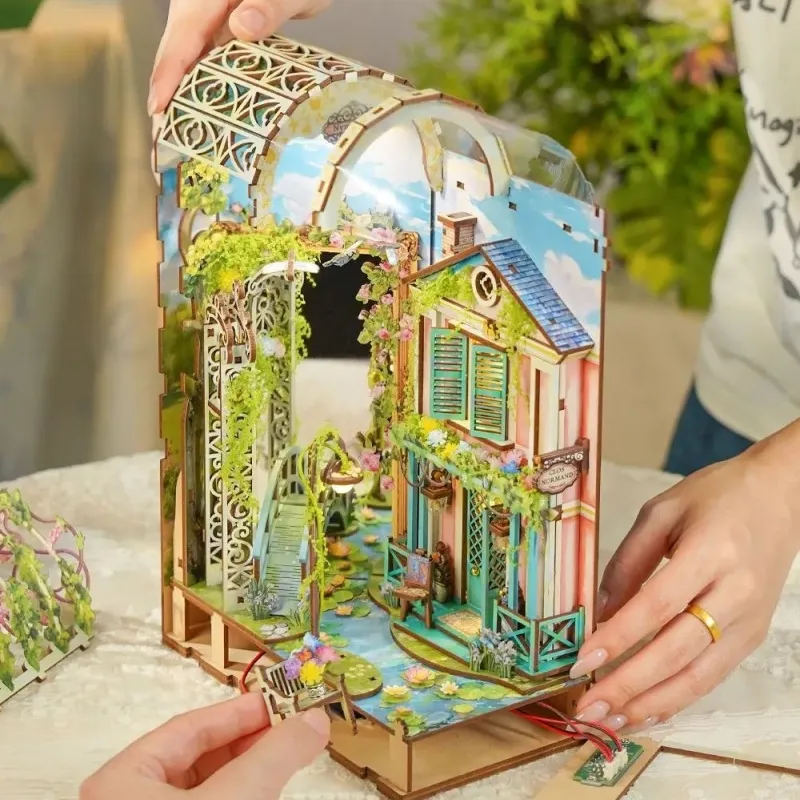 Book Nook - Giverny Garden - Image 2