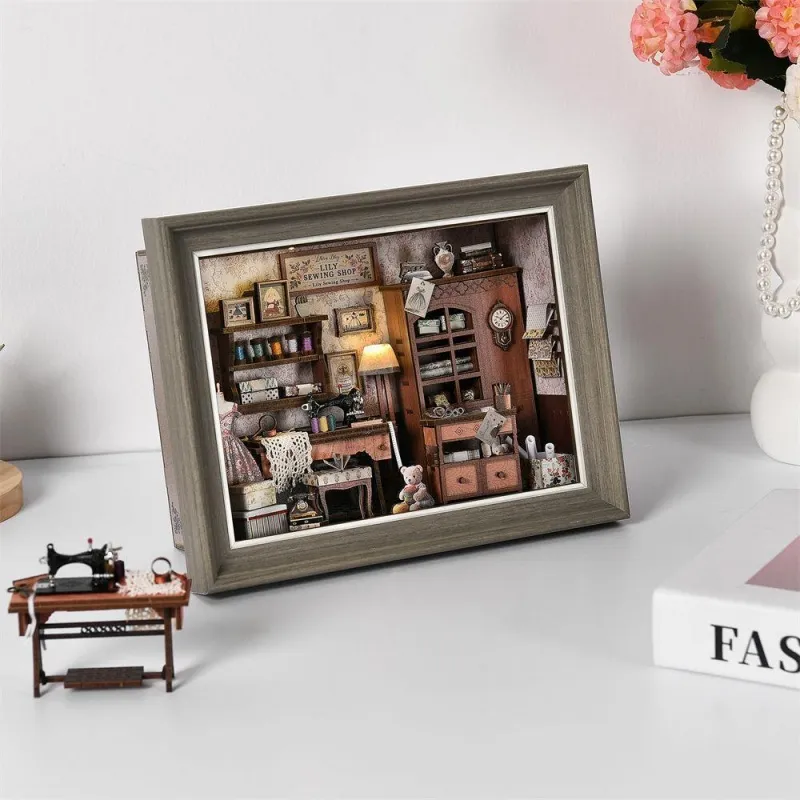 DIY 3D-Bilderrahmen Bausatz - Lily's Nähstube | Miniatur Diorama - Image 3